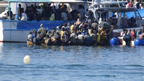 Desembarco R Cord M S De Migrantes Llegan A Lampedusa En