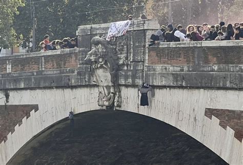 Valerio Renzi On Twitter Studenti In Corteo A Roma Hanno Impiccato