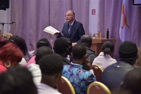 Bispo Macedo realiza viagem missionária ao Chipre Universal org