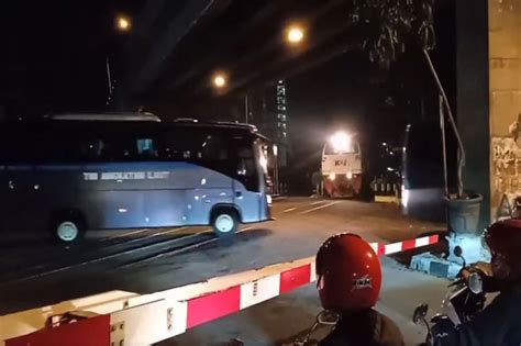 Ngeri Detik Detik Bus Tni Al Nyaris Ditabrak Lokomotif Saat Terobos