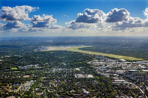 Luftaufnahme Hamburg Gel Nde Des Flughafens Mit Start Und Landebahn