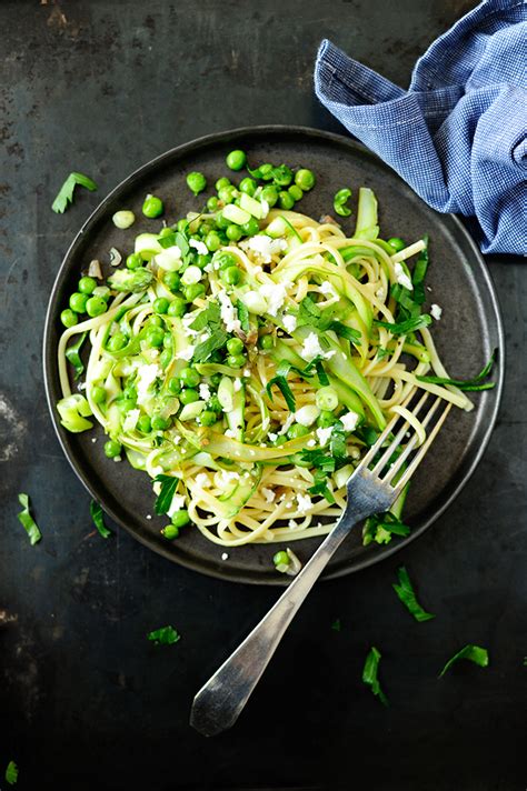 Pasta Met Asperges Erwtjes En Feta Serving Dumplings