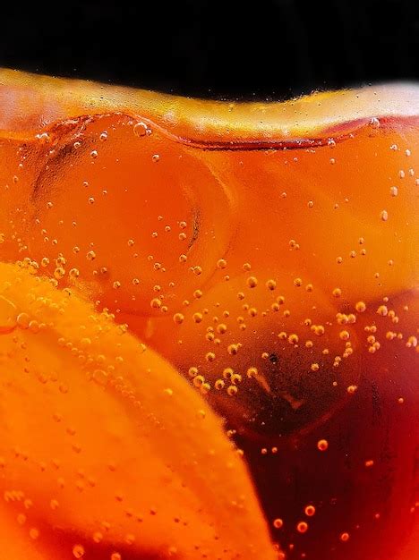 Copo De Coquetel De Aperol Spritz Em Fundo Preto Foto Premium