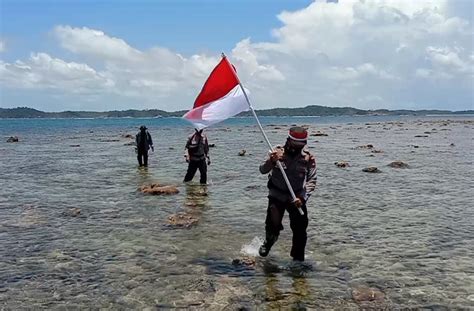 Kepolisian Bintan Kibarkan Bendera Merah Putih Di Pulau Sentut Wahana