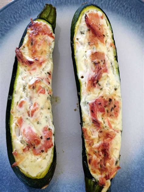 Recette de Courgette farcie fromage ail et fine herbes et truite fumé