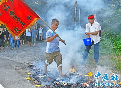 台灣台北市大坵田福德宮舉辦過火儀式 圖集 香港中通社