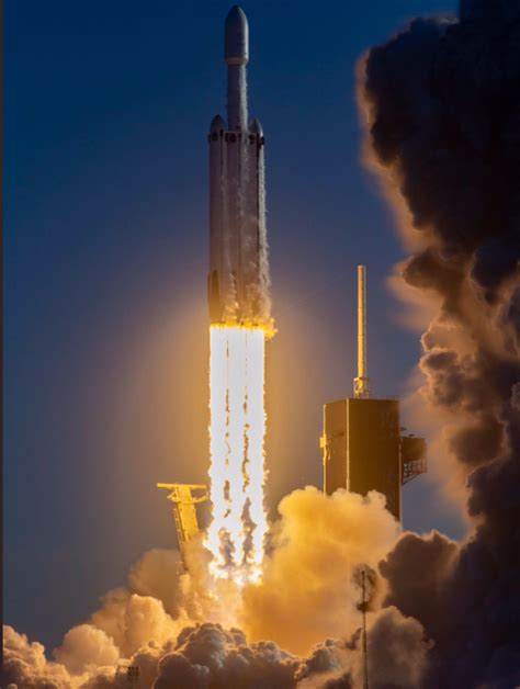 Spacex Revivez Le Lancement Impressionnant Du Falcon Heavy En Images