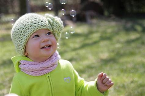 Free Pattern – Babies Beanie With Flower – Crochet