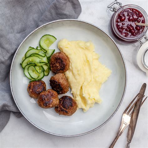 Klassiska K Ttbullar Med Potatismos Lingon Och Inlagd Gurka Tasteline