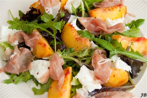 Carolines Blog Gemengde Salade Met Mozzarella Munt Perzik En Prosciutto