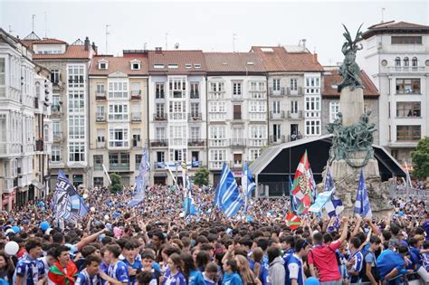 La Fiesta Del Ascenso Del Alav S Parece No Tener Fin En Vitoria Foto