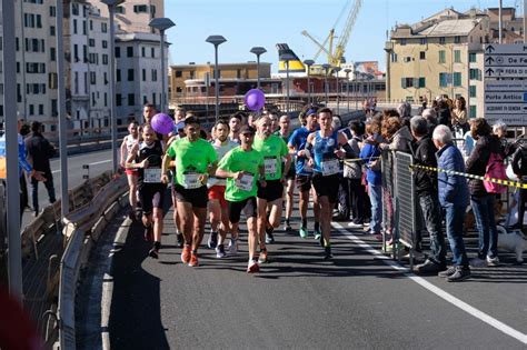 La mezza maratona di Genova 10mila runners attraversano la città