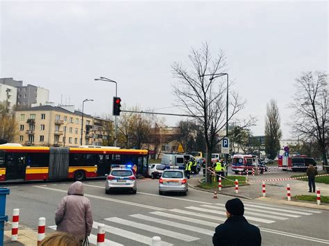 Wypadek W Warszawie Zderzenie Samochodu Z Autobusem Jedna Osoba Nie