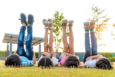 Gran grupo de amigos de niños de jardín de infancia sonrientes