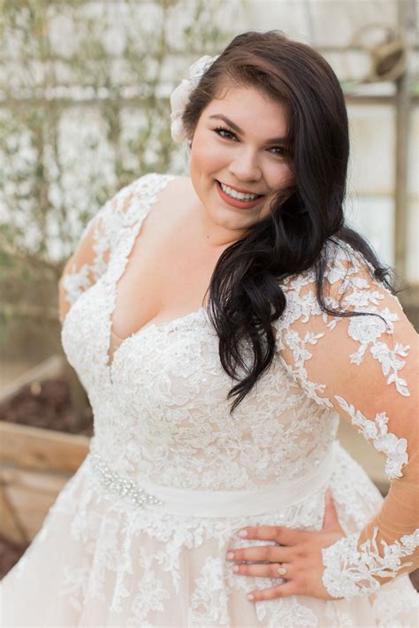 Pin By Della Curva A Plus Size Only On Curvy Brides Plus Wedding