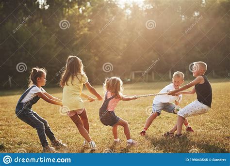 Enfants Qui Jouaient Le Jeu De Conflit Dans Le Beau Jour Ensoleillé Au