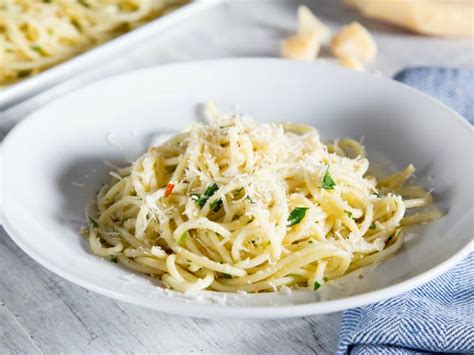 Spaghetti With Oil And Garlic Aglio E Olio Recipe Food Network