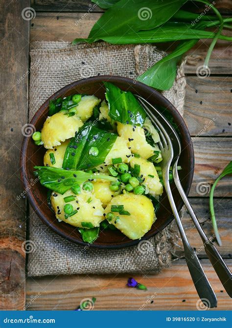 Aardappels Ramson En De Salade Van De Groene Erwtenlente Stock Foto