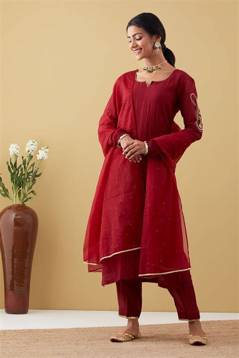 Buy Red Chanderi Embroidery Thread Notched Paisley Sleeve Kurta Set For