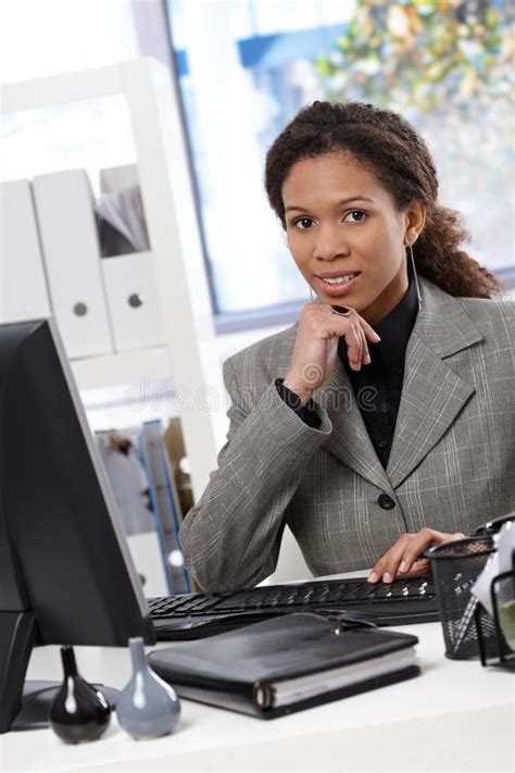 Femme D Affaires Attirante S Asseyant Sur Le Bureau Dans Le Bureau