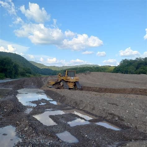 Crean muro de tierra en el río Tamazula para evitar filtración de