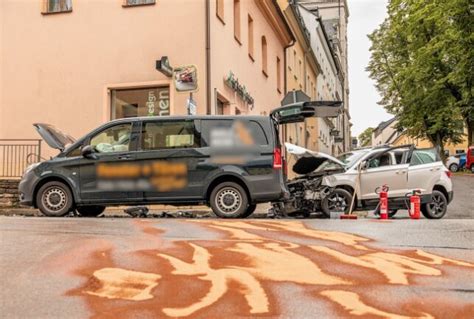 Vollsperrung Nach Schwerem Unfall Auf B Im Erzgebirge Zwei Personen