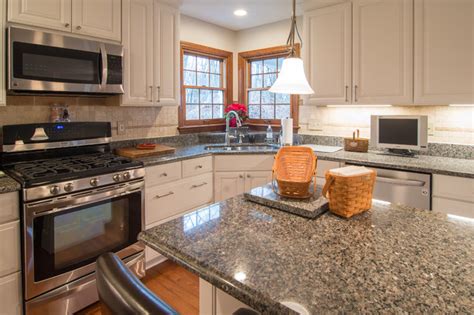 Timeless Traditional Kitchen With Corner Sink And Granite Countertops Classique Cuisine