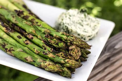 Gegrillter Spargel mit Kräuterbutter WirEssenGesund