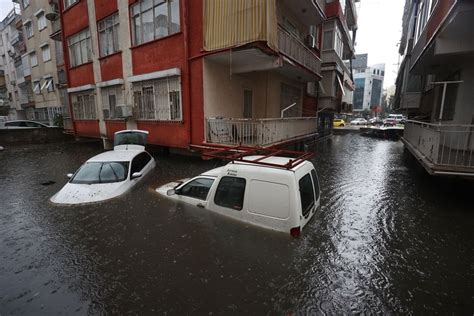 Antalya da sel ve su baskını Valilik duyudu Eğitime ara