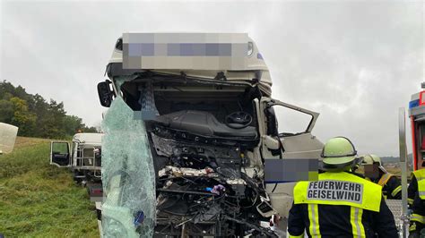 Schwerer Unfall Auf A Lkw Fahrer Kracht In Stauende Und Stirbt