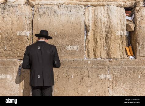 Hombre Jud O Ortodoxo Orando En El Muro De Las Lamentaciones Jerusal N