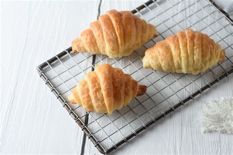 Croissants Reci N Horneados En Una Bandeja Con Un Tarro Peque O De