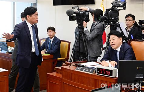 포토 장제원 과방위원장에게 항의하는 조승래 민주당 간사 아시아투데이