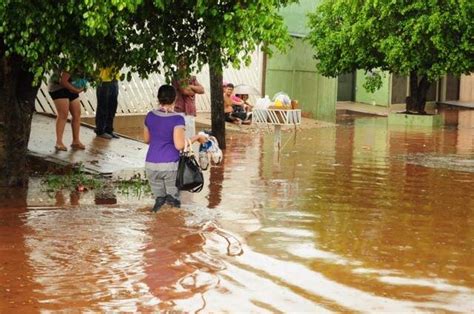 Chuva forte provoca alagamento em três bairros de Campo Grande