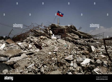 13 März 2010 Port au Prince Haiti Freiwillige räumen das