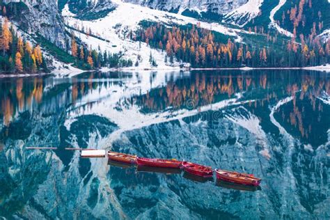 Bateaux Sur Le Lac Braies Pragser Wildsee Dans Dolomites Montagnes