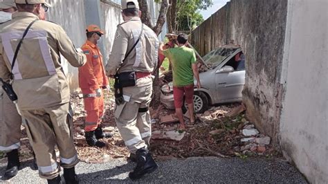 Ap Carro Fica Preso Em Muro De Escola Ap S Motorista Perder Controle