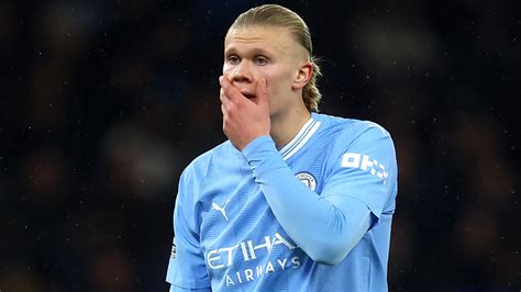 Erling Haaland Misses Astonishing Open Goal For Man City Against