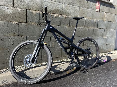 YT Capra Comp 2020 27 5 Carbon L size Horské celoodpružené bicykle