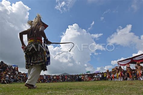 Tari Perang Caci Simbol Heroisme Dari Manggarai Antara Foto