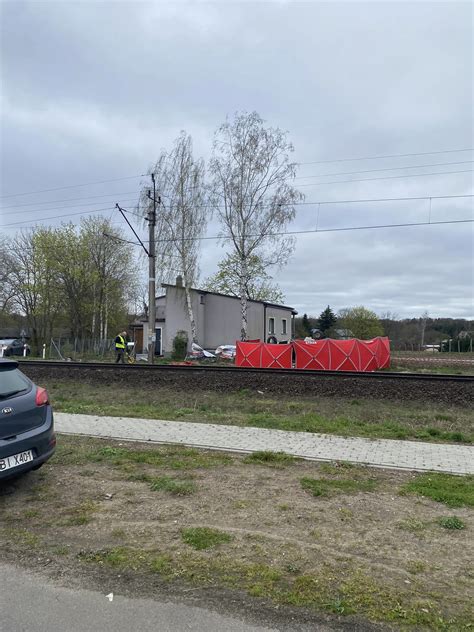 Pękanino bus wjechał pod pociąg Nie żyje kierowca