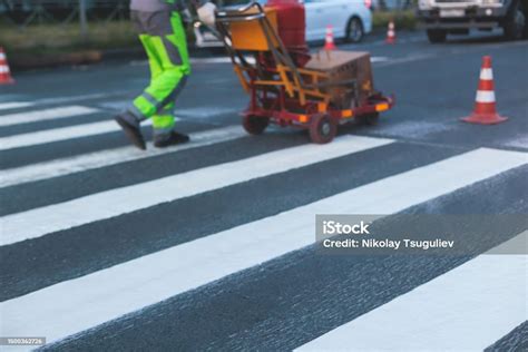 Proses Pembuatan Marka Permukaan Jalan Baru Dengan Mesin Striping Garis