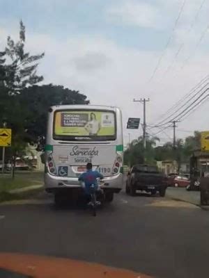 G1 Ciclista se arrisca e pega carona em traseira de ônibus em