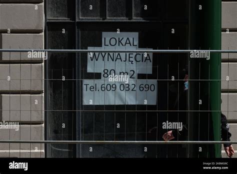 Signo De Alquiler Visto En La Ventana De Un Centro De Negocios Vac O En