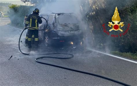 Erba L Auto Prende Fuoco Intervengono I Vigili Del Fuoco Prima Como