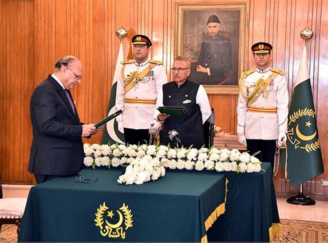 President Dr Arif Alvi Administering The Oath Of Office To Sirajuddin