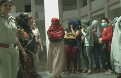 मसज परलर क आड म चल रह थ सकस रकट मक स 15 लडकय और 10 लडक गरफतर Sex