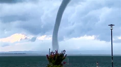 Il Video Dell Eccezionale Tromba D Aria In Mezzo Al Lago Di Garda