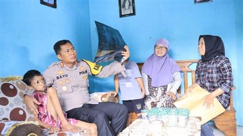 Datang Bervespa Kapolres Banjar Sambangi Rumah Bocah Yang Dianiaya