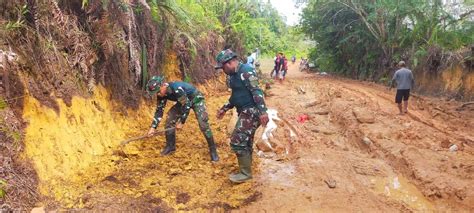 Permudah Akses Warga Satgas Yonarmed 19 105 Trk Bogani Bantu Perbaiki